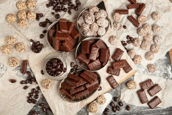 Silvestertisch Voller Pralinen Für Kinder Schokoladenbonbons Isoliert — Stockfoto