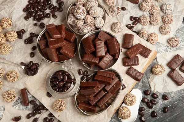 Silvestertisch Voller Pralinen Für Kinder Schokoladenbonbons Isoliert — Stockfoto