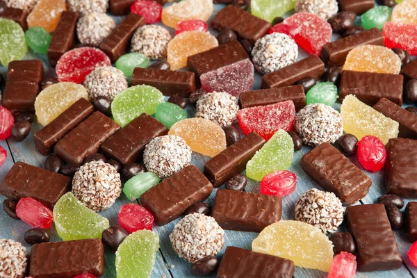 Oudejaarsavond Tafel Vol Chocolade Voor Kinderen Chocolade Snoep Geïsoleerd — Stockfoto