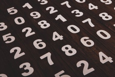 Rakamların geçmişi. Sıfırdan dokuza kadar. Sayıların dokusu. Mali veri kavramı. Matematik. Sayılarla kusursuz desen. finansal kriz konsepti. İş başarısı.