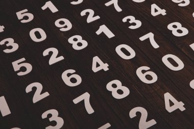 Rakamların geçmişi. Sıfırdan dokuza kadar. Sayıların dokusu. Mali veri kavramı. Matematik. Sayılarla kusursuz desen. finansal kriz konsepti. İş başarısı.