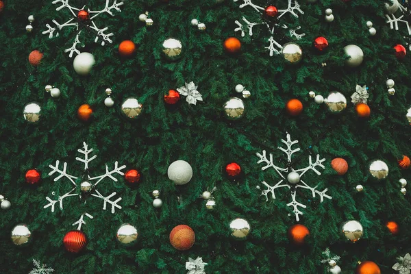 Güzel dekore edilmiş Noel ağacı. Mutlu yıllar.