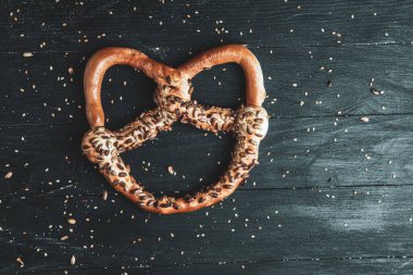 Taze ev yapımı yumuşak krakerler. Siyah arka planda tohumları olan farklı türde kraker..