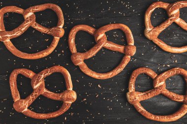 Taze ev yapımı yumuşak krakerler. Siyah arka planda tohumları olan farklı türde kraker..