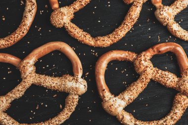 Taze ev yapımı yumuşak krakerler. Siyah arka planda tohumları olan farklı türde kraker..