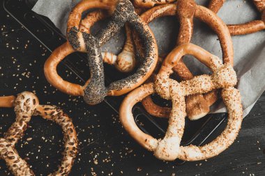 Taze ev yapımı yumuşak krakerler. Siyah arka planda tohumları olan farklı türde kraker..