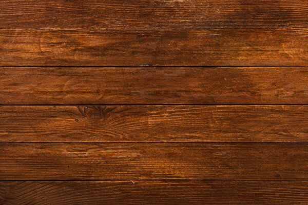 Винтажная текстура коричневого дерева с ножницами и отверстиями для ногтей. Старая деревянная стена. Бурый абстрактный фон. Винтажные деревянные темные горизонтальные доски. Вид спереди с местом для копирования