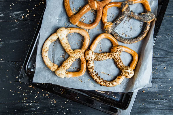 Preparados Frescos Caseiros Pretzels Macios Diferentes Tipos Bagels Assados Com — Fotografia de Stock