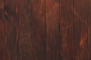 Düğümlü ve tırnak delikli klasik kahverengi ahşap arka plan dokusu. Eski boyalı ahşap duvar. Kahverengi soyut arka plan. Klasik, koyu renk, yatay tahtalar. Kopyalama alanı ile ön görünüm.