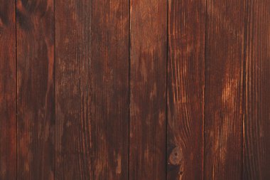 Düğümlü ve tırnak delikli klasik kahverengi ahşap arka plan dokusu. Eski boyalı ahşap duvar. Kahverengi soyut arka plan. Klasik, koyu renk, yatay tahtalar. Kopyalama alanı ile ön görünüm.