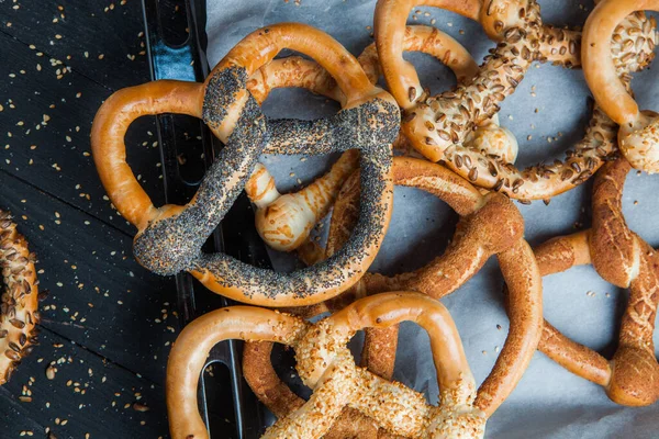 Pretzels Suaves Caseros Frescos Preparados Diferentes Tipos Rosquillas Horno Con —  Fotos de Stock