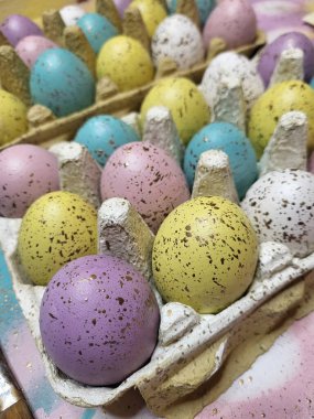El boyası pastel renkli Paskalya yumurtaları. Mutlu Paskalya tebrik kartları ya da davetiyeler.