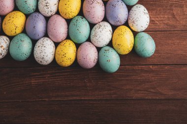 El boyası pastel renkli Paskalya yumurtaları. Mutlu Paskalya tebrik kartları ya da davetiyeler.