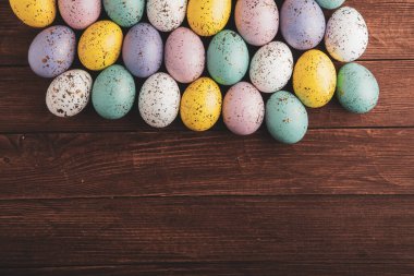 El boyası pastel renkli Paskalya yumurtaları. Mutlu Paskalya tebrik kartları ya da davetiyeler.