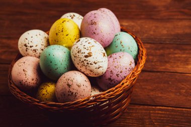 El boyası pastel renkli Paskalya yumurtaları. Mutlu Paskalya tebrik kartları ya da davetiyeler.