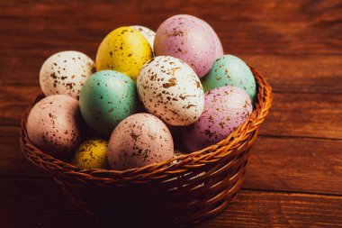 El boyası pastel renkli Paskalya yumurtaları. Mutlu Paskalya tebrik kartları ya da davetiyeler.