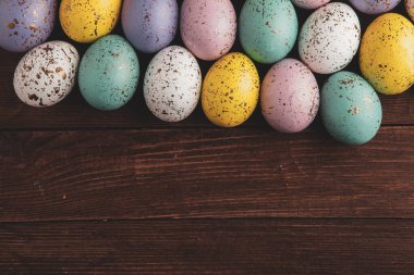 El boyası pastel renkli Paskalya yumurtaları. Mutlu Paskalya tebrik kartları ya da davetiyeler.