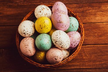 El boyası pastel renkli Paskalya yumurtaları. Mutlu Paskalya tebrik kartları ya da davetiyeler.