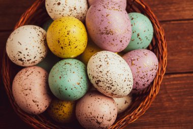 El boyası pastel renkli Paskalya yumurtaları. Mutlu Paskalya tebrik kartları ya da davetiyeler.