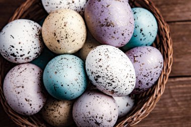 El boyası pastel renkli Paskalya yumurtaları. Mutlu Paskalya tebrik kartları ya da davetiyeler.