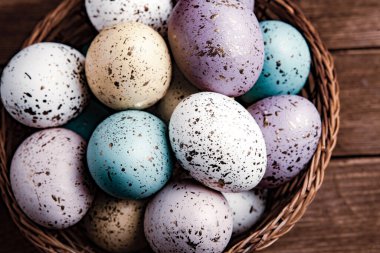 El boyası pastel renkli Paskalya yumurtaları. Mutlu Paskalya tebrik kartları ya da davetiyeler.