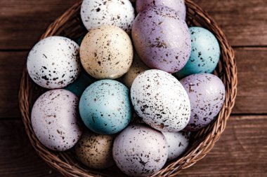 El boyası pastel renkli Paskalya yumurtaları. Mutlu Paskalya tebrik kartları ya da davetiyeler.