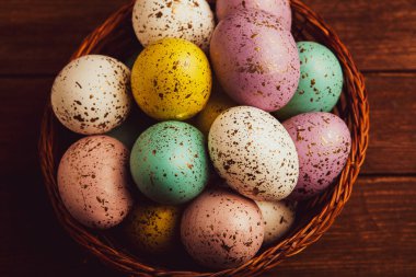 El boyası pastel renkli Paskalya yumurtaları. Mutlu Paskalya tebrik kartları ya da davetiyeler.