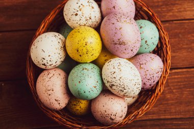 El boyası pastel renkli Paskalya yumurtaları. Mutlu Paskalya tebrik kartları ya da davetiyeler.