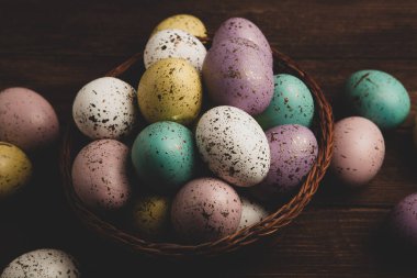 El boyası pastel renkli Paskalya yumurtaları. Mutlu Paskalya tebrik kartları ya da davetiyeler.