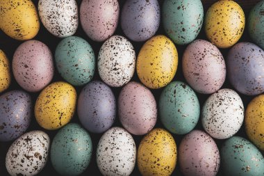 El boyası pastel renkli Paskalya yumurtaları. Mutlu Paskalya tebrik kartları ya da davetiyeler.