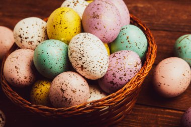 El boyası pastel renkli Paskalya yumurtaları. Mutlu Paskalya tebrik kartları ya da davetiyeler.