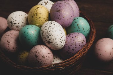 El boyası pastel renkli Paskalya yumurtaları. Mutlu Paskalya tebrik kartları ya da davetiyeler.