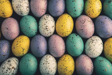 El boyası pastel renkli Paskalya yumurtaları. Mutlu Paskalya tebrik kartları ya da davetiyeler.