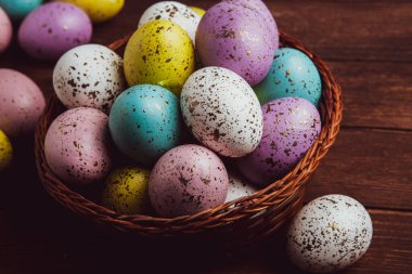 El boyası pastel renkli Paskalya yumurtaları. Mutlu Paskalya tebrik kartları ya da davetiyeler.