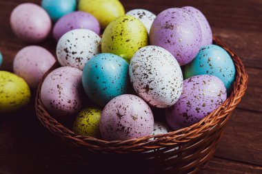 El boyası pastel renkli Paskalya yumurtaları. Mutlu Paskalya tebrik kartları ya da davetiyeler.