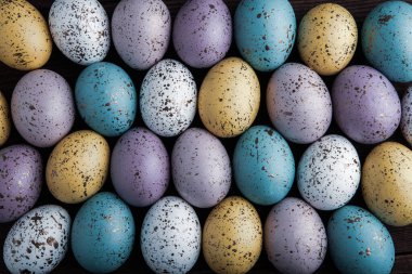 El boyası pastel renkli Paskalya yumurtaları. Mutlu Paskalya tebrik kartları ya da davetiyeler.