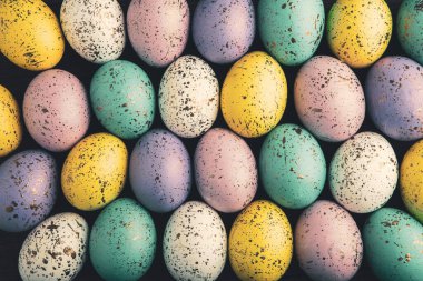 El boyası pastel renkli Paskalya yumurtaları. Mutlu Paskalya tebrik kartları ya da davetiyeler.