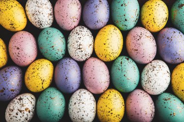 El boyası pastel renkli Paskalya yumurtaları. Mutlu Paskalya tebrik kartları ya da davetiyeler.