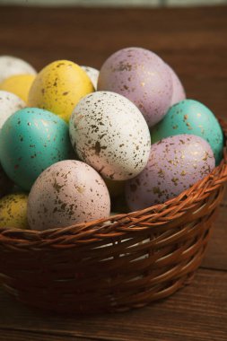 El boyası pastel renkli Paskalya yumurtaları. Mutlu Paskalya tebrik kartları ya da davetiyeler.