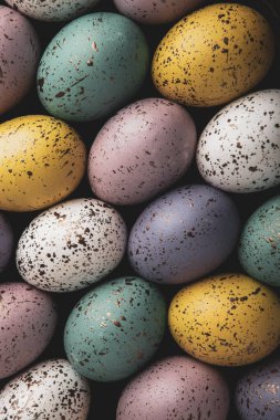 El boyası pastel renkli Paskalya yumurtaları. Mutlu Paskalya tebrik kartları ya da davetiyeler.