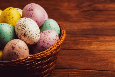 El boyası pastel renkli Paskalya yumurtaları. Mutlu Paskalya tebrik kartları ya da davetiyeler.