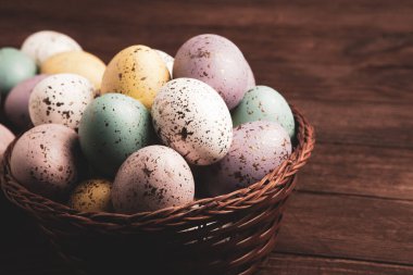 El boyası pastel renkli Paskalya yumurtaları. Mutlu Paskalya tebrik kartları ya da davetiyeler.