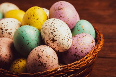 El boyası pastel renkli Paskalya yumurtaları. Mutlu Paskalya tebrik kartları ya da davetiyeler.