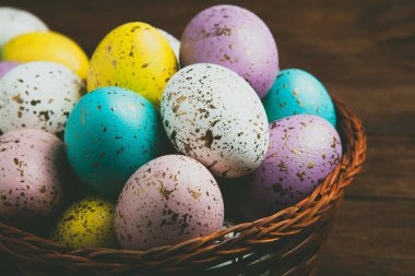 El boyası pastel renkli Paskalya yumurtaları. Mutlu Paskalya tebrik kartları ya da davetiyeler.