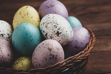 El boyası pastel renkli Paskalya yumurtaları. Mutlu Paskalya tebrik kartları ya da davetiyeler.