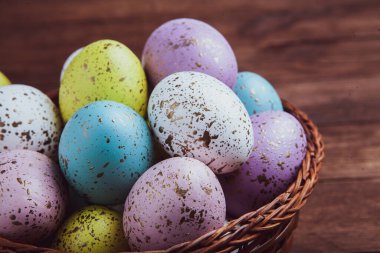 El boyası pastel renkli Paskalya yumurtaları. Mutlu Paskalya tebrik kartları ya da davetiyeler.