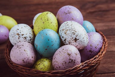 El boyası pastel renkli Paskalya yumurtaları. Mutlu Paskalya tebrik kartları ya da davetiyeler.