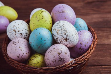 El boyası pastel renkli Paskalya yumurtaları. Mutlu Paskalya tebrik kartları ya da davetiyeler.