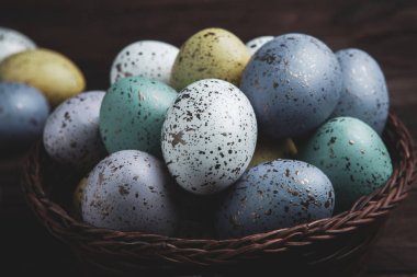 El boyası pastel renkli Paskalya yumurtaları. Mutlu Paskalya tebrik kartları ya da davetiyeler.