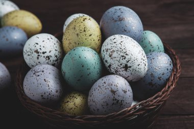 El boyası pastel renkli Paskalya yumurtaları. Mutlu Paskalya tebrik kartları ya da davetiyeler.